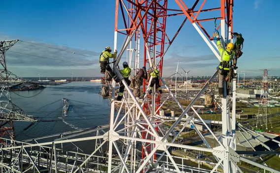 image-of-Equans workers wearing PPE working at the David Plas power station