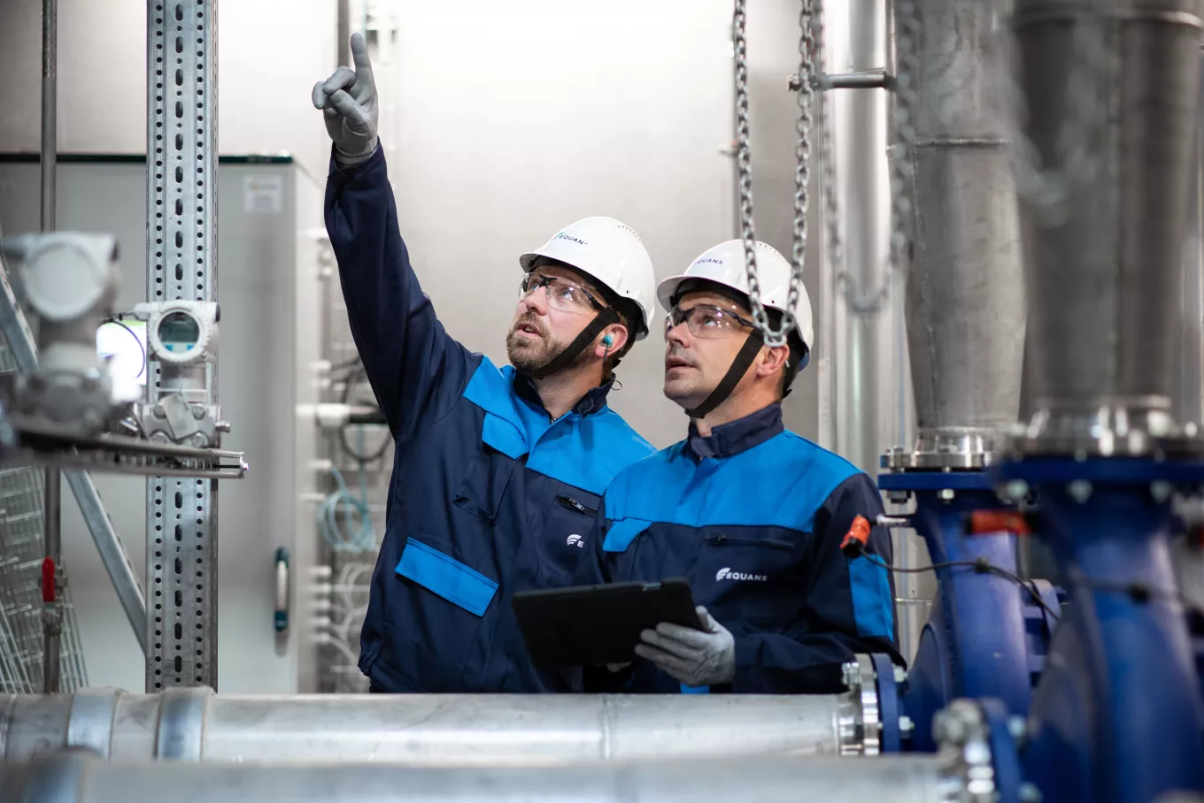 Two EQUANS technicians in an HVAC installation