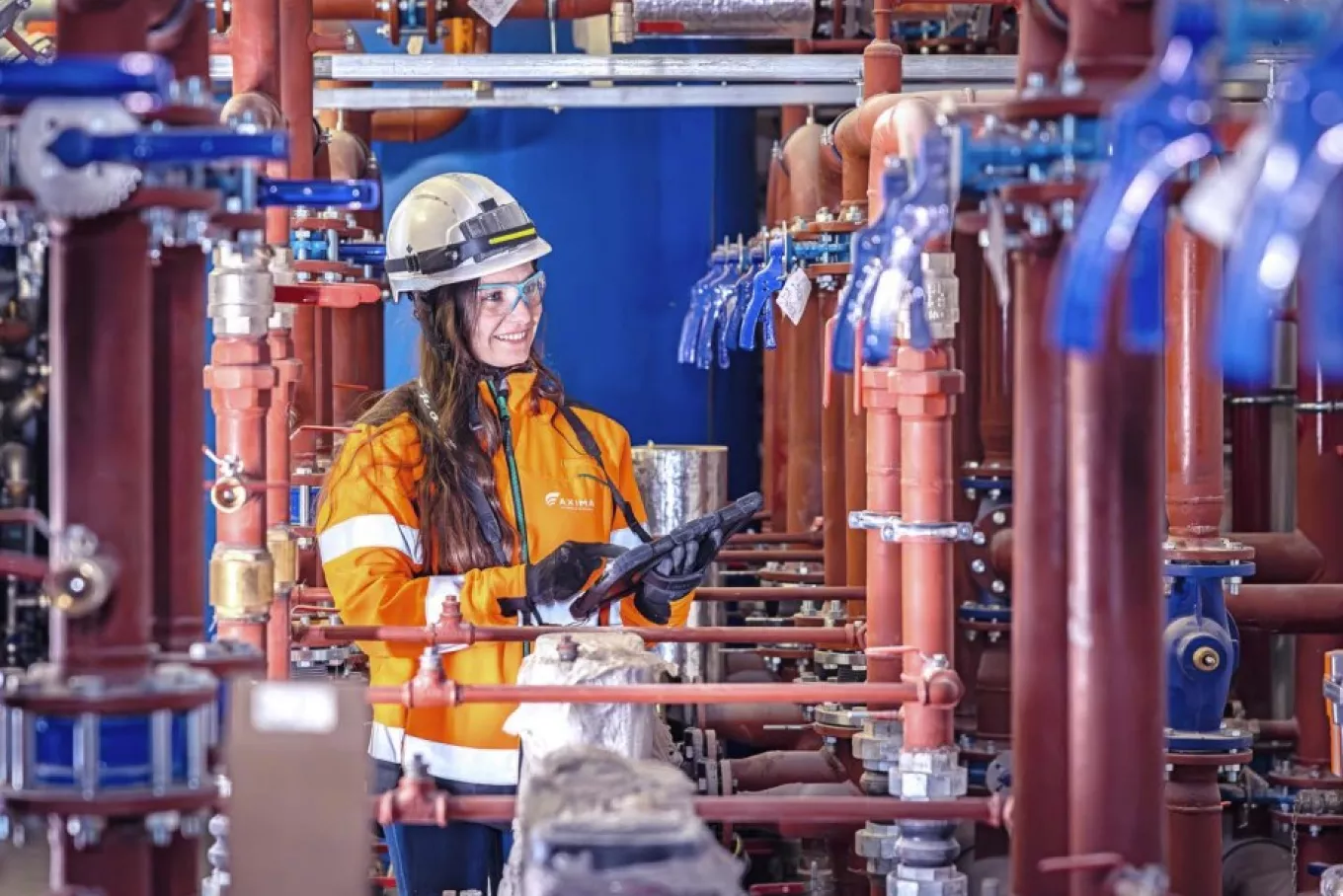 operationnal excellence hilighted by a woman engineer working in the middle of pipes