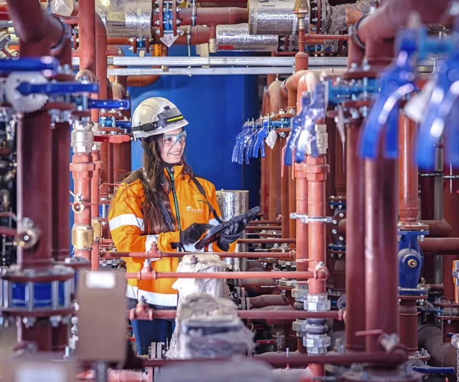 operationnal excellence hilighted by a woman engineer working in the middle of pipes